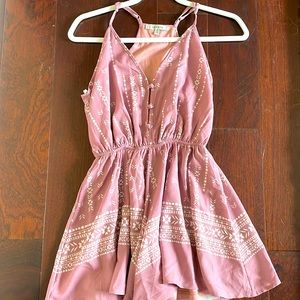 Gently worn romper from Papaya! It’s in excellent condition.